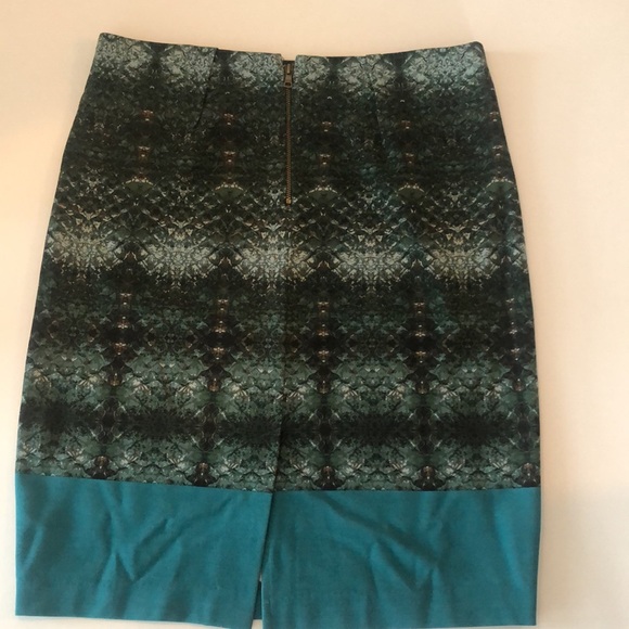 Lord & Taylor pencil skirt in green snakeskin print with back slit - Picture 4 of 5